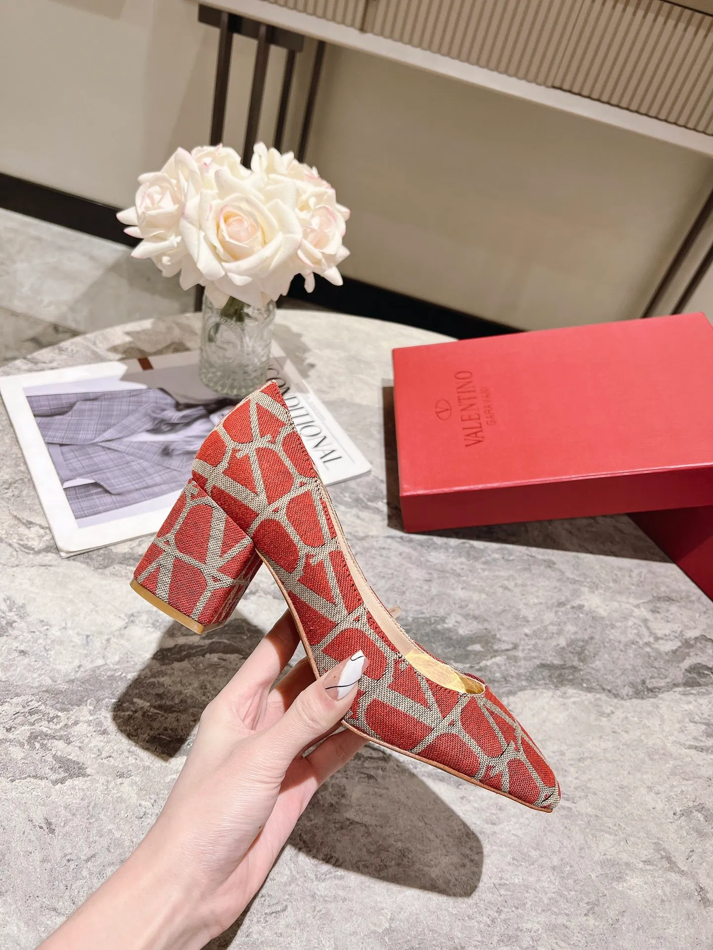 👟👟Ex-factory price 440👟👟 Genuine leather sole +40 Top version 𝑉𝐴𝐿𝐸𝑁𝑇𝐼𝑁𝑂 Valentino new spring and summer women's 5⃣️ color spring shoes. The unique [V logo fabric print pattern] brings out a full sense of high-end, and the new season will live up to expectations! Worth buying★Absolutely high-grade❥Original method, Absolutely sensual❥Elegant style, creating a different feeling, simple and elegant style!  Code number: 35-41 (34-42 customized) Fabric: Fabric printed cloth Lining: Sheepskin lining Heel height: 6cm～8.5cm2⃣️ options Leather outsole Rubber outsole